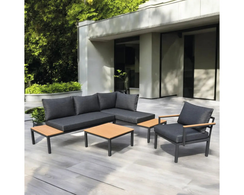 Set mobilier de grădină cu canapea, fotoliu și masă pe o terasă