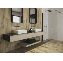 Baie cu chiuvete, oglinzi și duș, într-un design modern cu accente de lemn