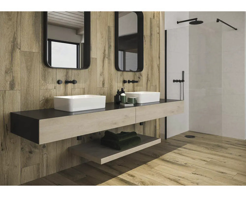 Baie cu chiuvete, oglinzi și duș, într-un design modern cu accente de lemn