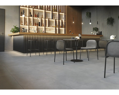 Interior cu bar, scaune de bar, mese și scaune pe o podea cu gresie.