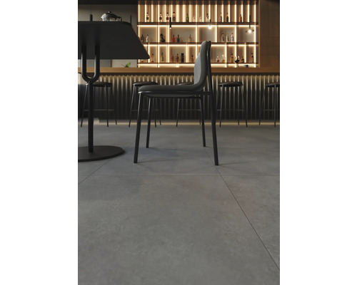 Vedere interioară cu masă, scaun și bar în fundal