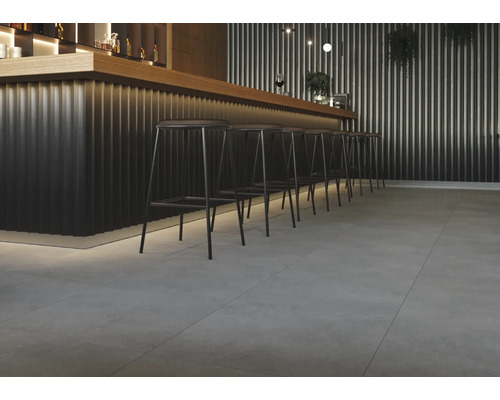 Bar cu scaune și podea cu gresie.