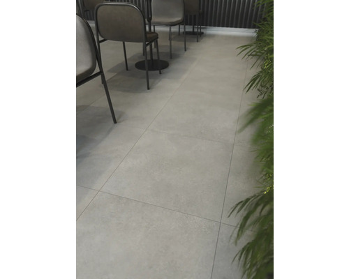 Fotografie de interior cu gresie de podea montată și locuri de ședere