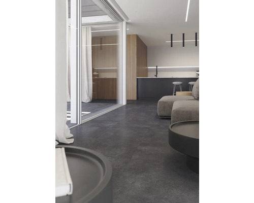 Cameră de zi cu canapea, masă și ușă glisantă din sticlă