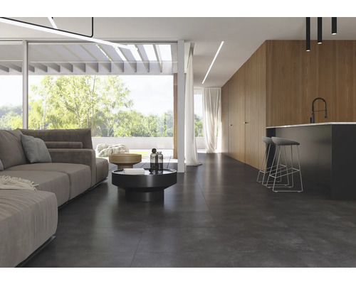 Living luminos cu canapea, măsuță de cafea, scaune de bar și ferestre mari