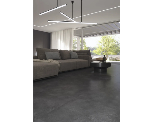 Cameră de zi cu canapea, măsuță de cafea și lămpi suspendate