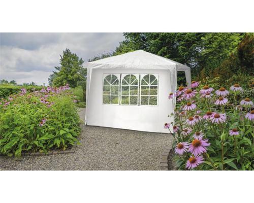 Cort de petrecere alb cu ferestre în grădină
