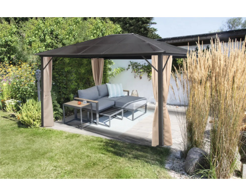 Scenă de grădină cu pavilion, mobilier de lounge și perdele