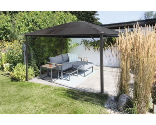 Pavilion de grădină cu mobilier de lounge pe o terasă în grădină
