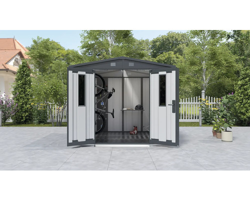 Magazie metalică pentru unelte cu uși deschise și unelte de grădinărit în interior.