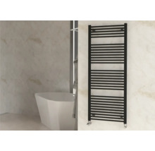 Baie cu cadă și radiator negru pentru prosoape