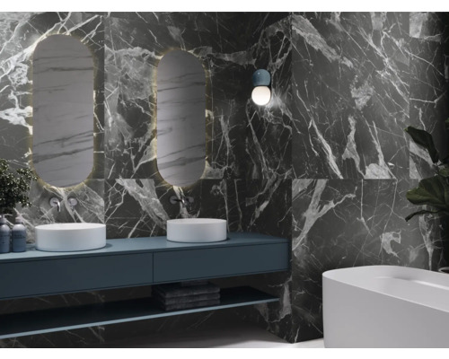 Baie cu lavoare, oglinzi și plăci ceramice cu aspect de marmură