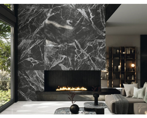 Cameră de zi cu șemineu și gresie de perete cu aspect de marmură