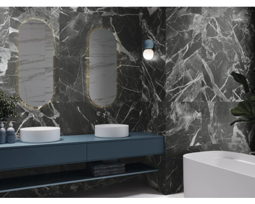 Baie modernă cu gresie de marmură, chiuvete și oglinzi