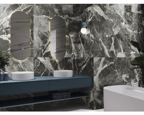 Baie modernă cu gresie de marmură gri, lavoar, oglindă și cadă