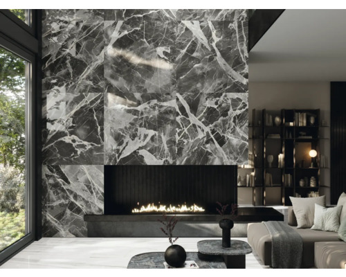 Cameră de zi cu șemineu și plăci de perete cu aspect de marmură