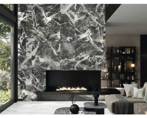 Cameră de zi modernă cu perete placat cu aspect de marmură, șemineu deschis și mobilier de designer.