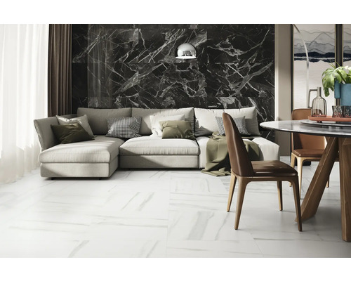 Living modern cu canapea, masă și gresie cu aspect de marmură