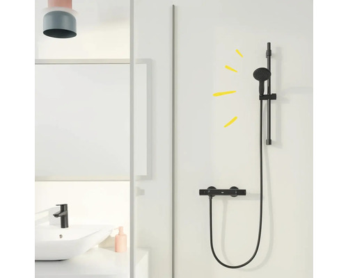 Baie modernă cu baterie de duș, chiuvetă și oglindă negre