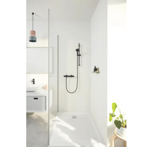 Baie modernă cu duș, chiuvetă și design minimalist