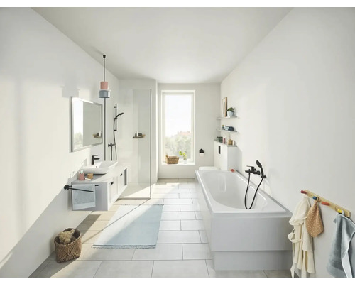 Baie luminoasă cu duș, cadă, lavoar și fereastră