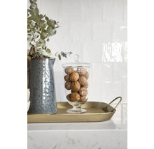 Aranjament decorativ cu ulcior, eucalipt, recipient de sticlă și nuci pe o tavă aurie