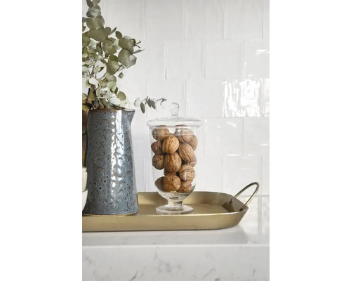 Aranjament decorativ cu ulcior, eucalipt, recipient de sticlă și nuci pe o tavă aurie