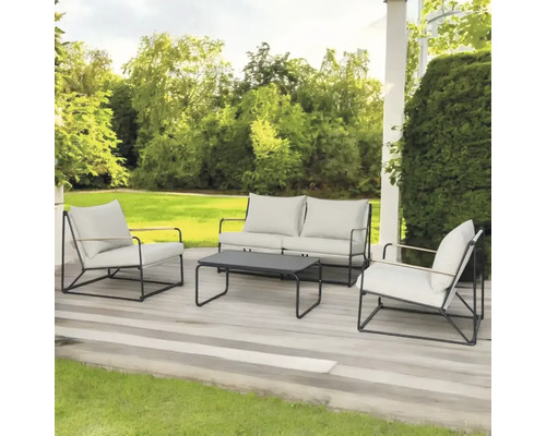 Set de mobilier de grădină cu canapea, fotolii și masă pe o terasă