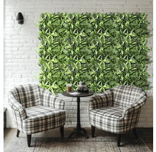 Perete decorativ verde cu plante, cu două fotolii în carouri și o masă rotundă