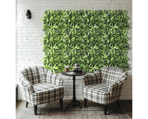 Perete decorativ verde cu plante, cu două fotolii în carouri și o masă rotundă