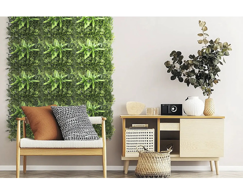Living decorativ cu perete artificial de plante, bancă și comodă pentru un design interior modern.