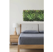 Dormitor cu pat, noptieră și decorațiuni artificiale de perete cu plante