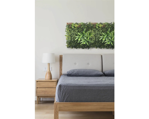 Dormitor cu pat, noptieră și decorațiuni artificiale de perete cu plante