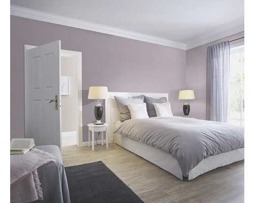 Dormitor cu pat, noptiere, lămpi și ușă deschisă