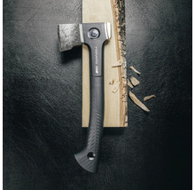 Topor Fiskars pe scândură de lemn