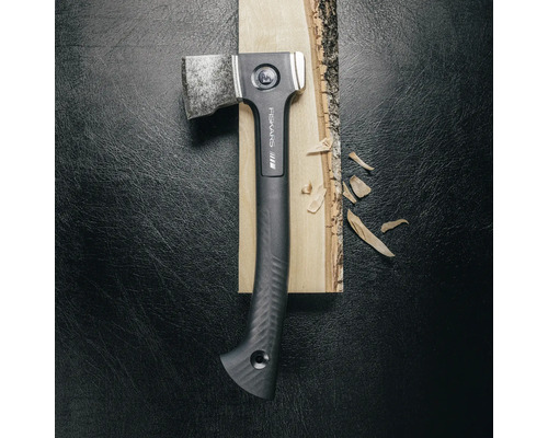 Topor Fiskars pe scândură de lemn