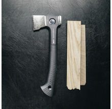 Topor Fiskars lângă șipci de lemn