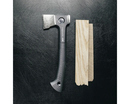 Topor Fiskars lângă șipci de lemn