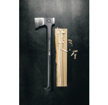 Topor Fiskars lângă o bucată de lemn