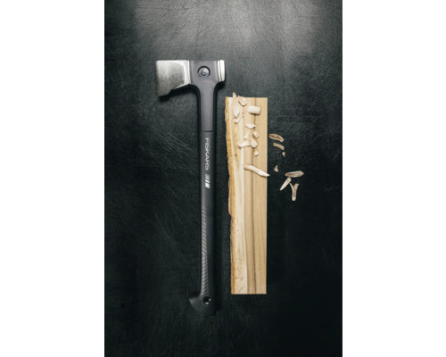 Topor Fiskars lângă o bucată de lemn