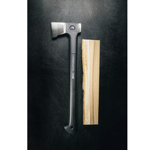 Topor Fiskars lângă lemn