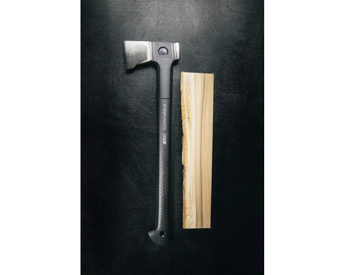 Topor Fiskars lângă lemn