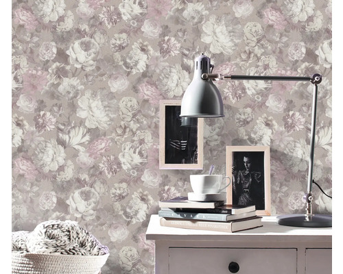 Cameră cu tapet floral, birou și lampă