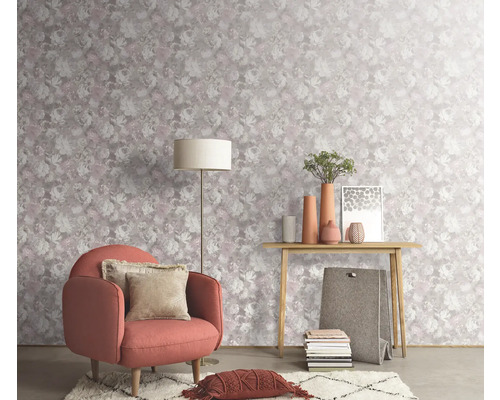 Cameră decorativă cu tapet floral, fotoliu, lampă de podea și masă din lemn