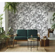 Cameră de zi cu tapet cu junglă, canapea și plante