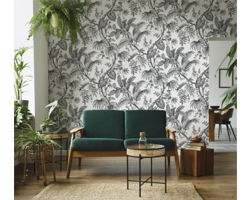 Cameră de zi cu tapet cu junglă, canapea și plante