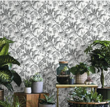 Scenă cu tapet cu model de plante și diverse plante de interior pe mobilier.