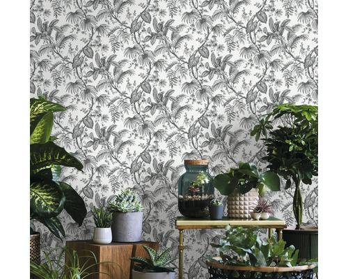 Scenă cu tapet cu model de plante și diverse plante de interior pe mobilier.