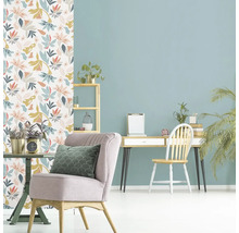 Interior cu tapet floral, birou și fotoliu pentru o atmosferă confortabilă