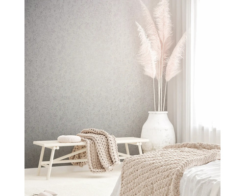 Dormitor luminos cu tapet cu model, bancă și decorațiuni